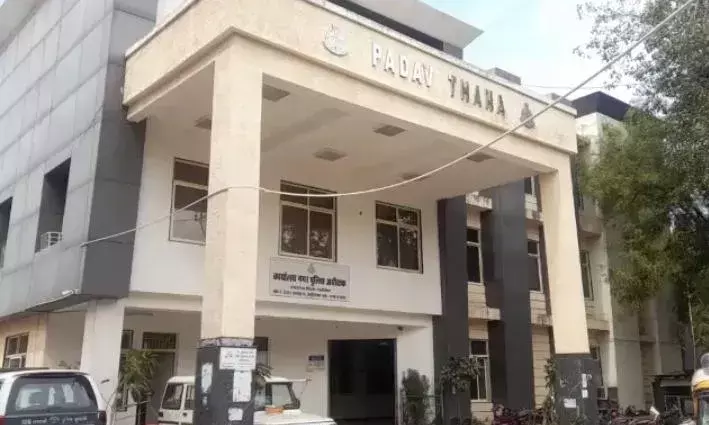 ग्वालियर में शराब पीकर युवतियों ने किया सड़क पर हंगामा ग्वालियर में शराब पीकर युवतियों ने किया सड़क पर हंगामा