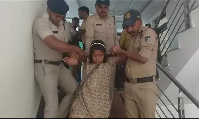 ग्वालियर पुलिस की दरियादिली, विकलांग महिला की मदद कर उसे घर पहुंचाया ग्वालियर पुलिस की दरियादिली, विकलांग महिला की मदद कर उसे घर पहुंचाया