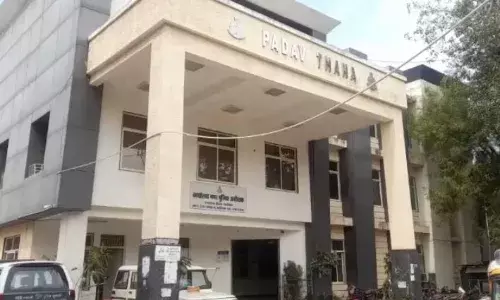 ग्वालियर में शराब पीकर युवतियों ने किया सड़क पर हंगामा ग्वालियर में शराब पीकर युवतियों ने किया सड़क पर हंगामा