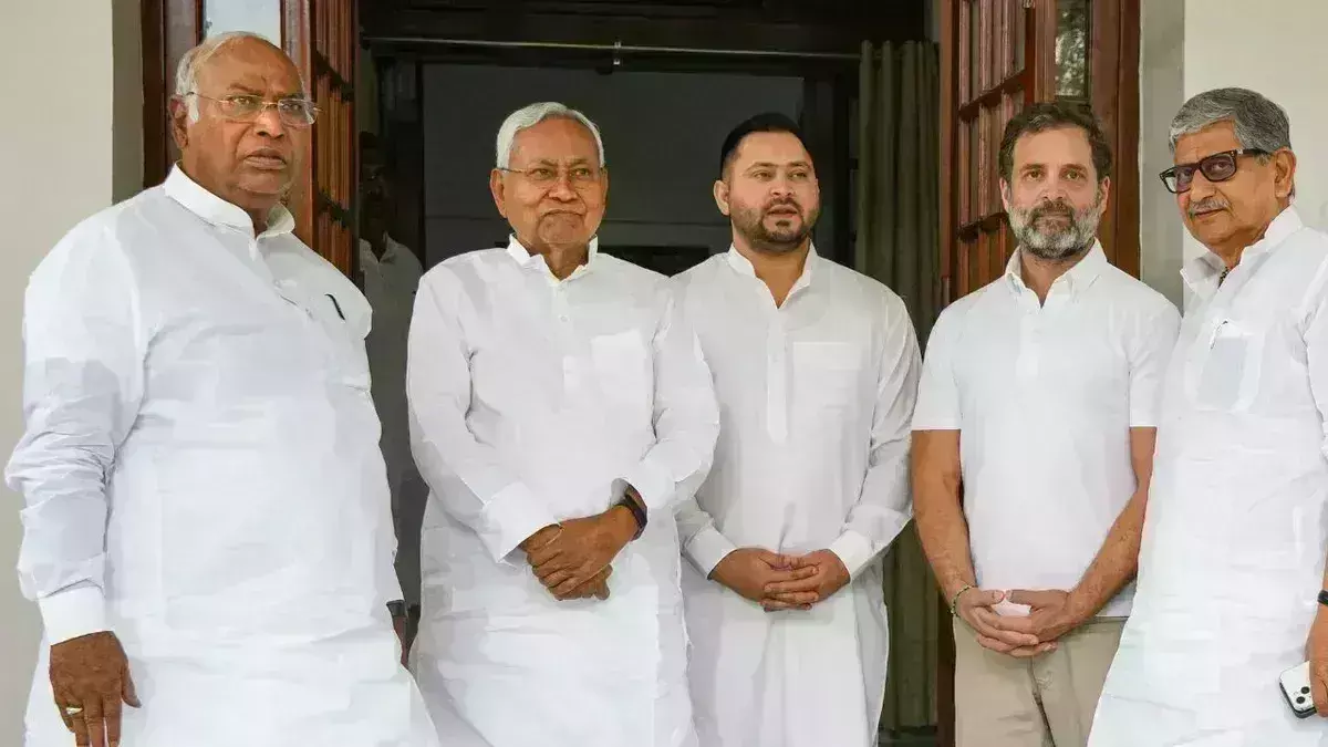 मल्लिकार्जुन खरगे और राहुल गांधी से मिले नीतीश कुमार, विपक्षी एकता पर दिया जोर