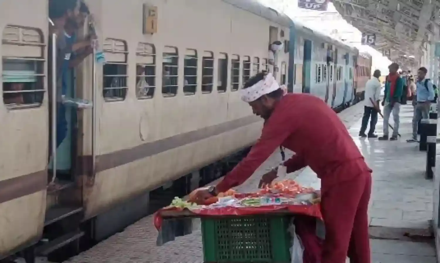 यात्रियों की सेहत से हो रहा खिलवाड़, बासी सैंडविच बेचने पर पीसीसीएम ने लगाया 25 हजार का जुर्माना