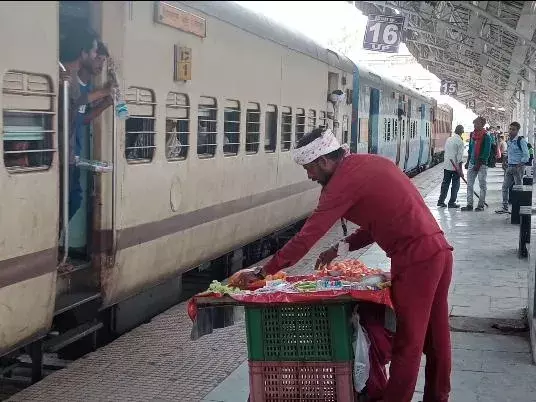 यात्रियों की सेहत से हो रहा खिलवाड़, बासी सैंडविच बेचने पर पीसीसीएम ने लगाया 25 हजार का जुर्माना