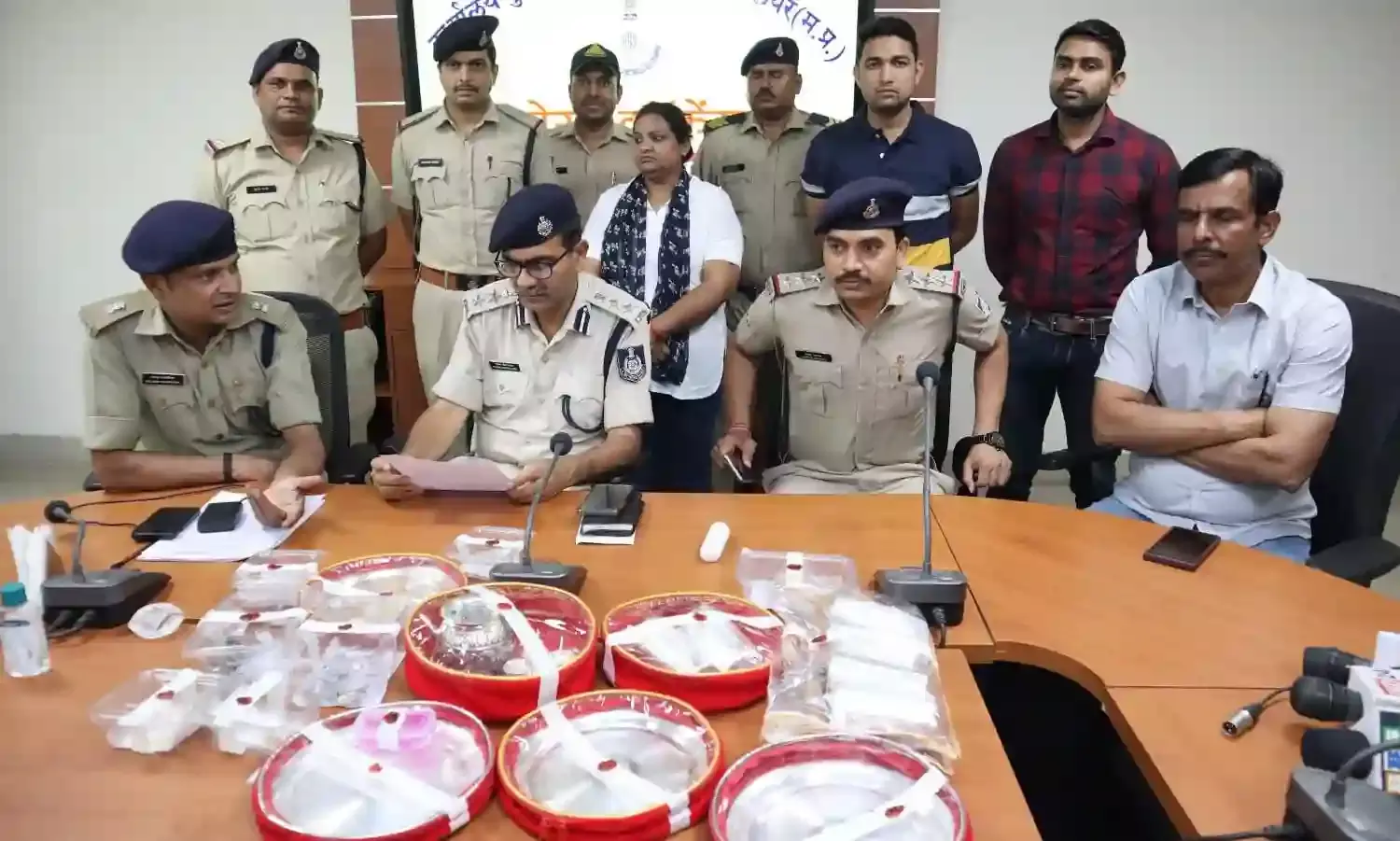 रिटायर्ड कर्नल के घर हुई चोरी का खुलासा, माल बरामद