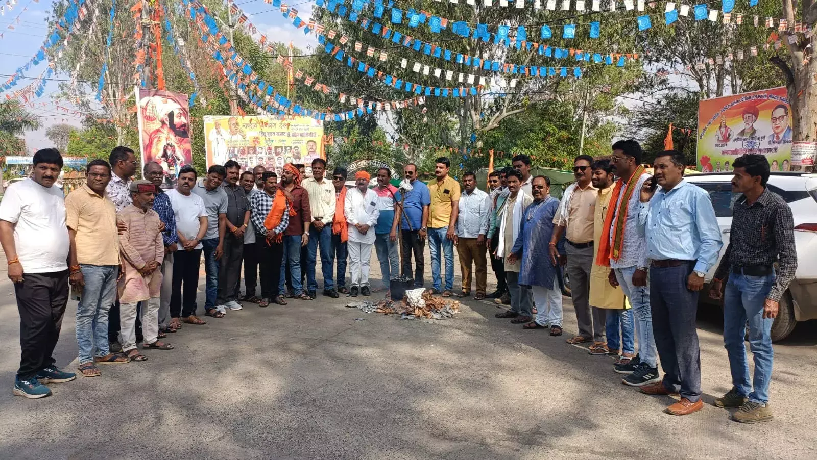 भाजपा कार्यकर्ताओ ने नेता प्रतिपक्ष गोविंद सिंह का जलाया पुतला भाजपा कार्यकर्ताओ ने नेता प्रतिपक्ष गोविंद सिंह का जलाया पुतला