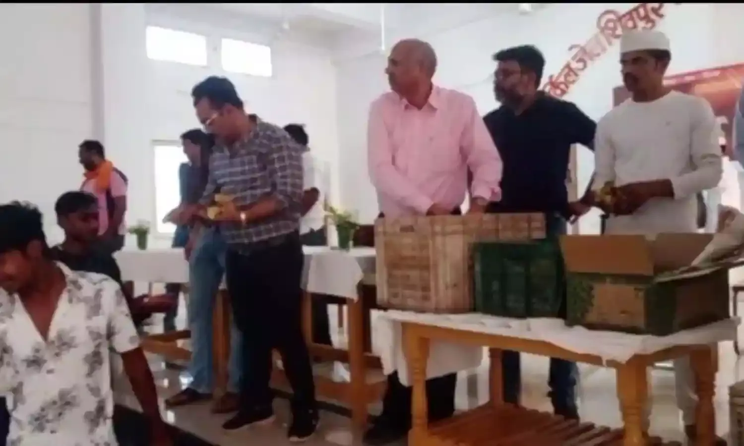 सर्किल जेल शिवपुरी में मानव अधिकार एवं सामाजिक न्याय विभाग ने किया फलों का वितरण