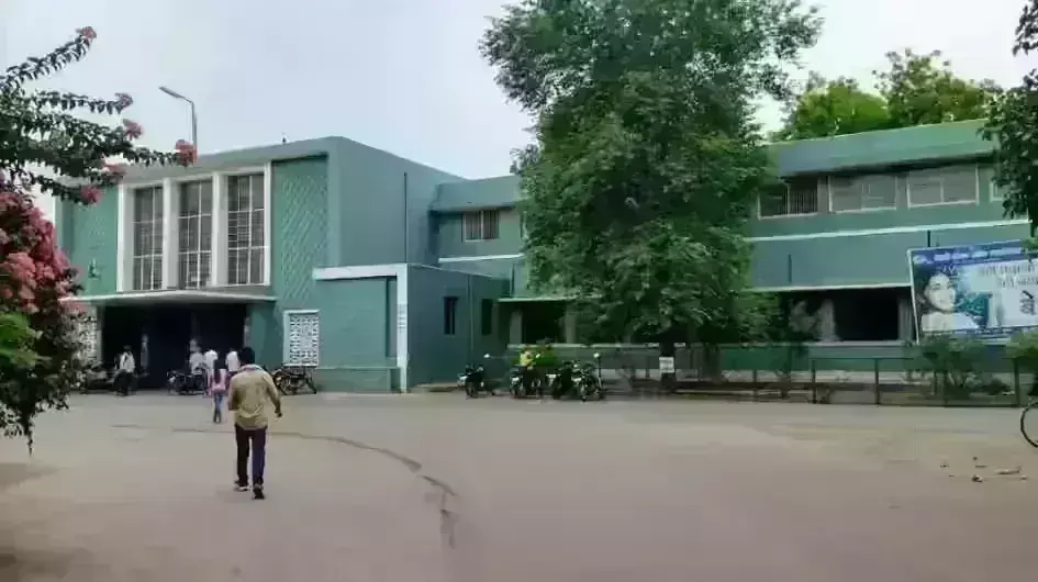 गायब ऑक्सीजन सिलेंडर मिलने पर अधिकारियों के पास नहीं कोई जबाव