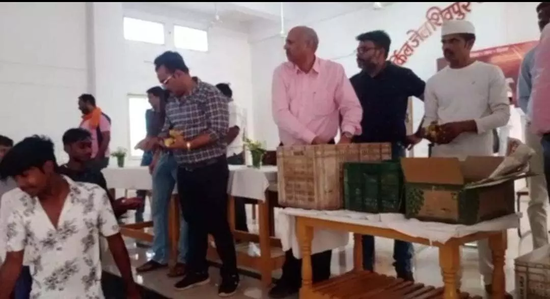 सर्किल जेल शिवपुरी में मानव अधिकार एवं सामाजिक न्याय विभाग ने किया फलों का वितरण