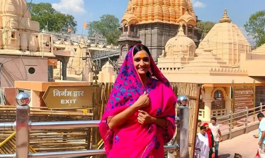 खूबसूरत अभिनेत्री ऐश्वर्या खरे ने किये उज्जैन में महाकालेश्वर मंदिर के दर्शन खूबसूरत अभिनेत्री ऐश्वर्या खरे ने किये उज्जैन में महाकालेश्वर मंदिर के दर्शन