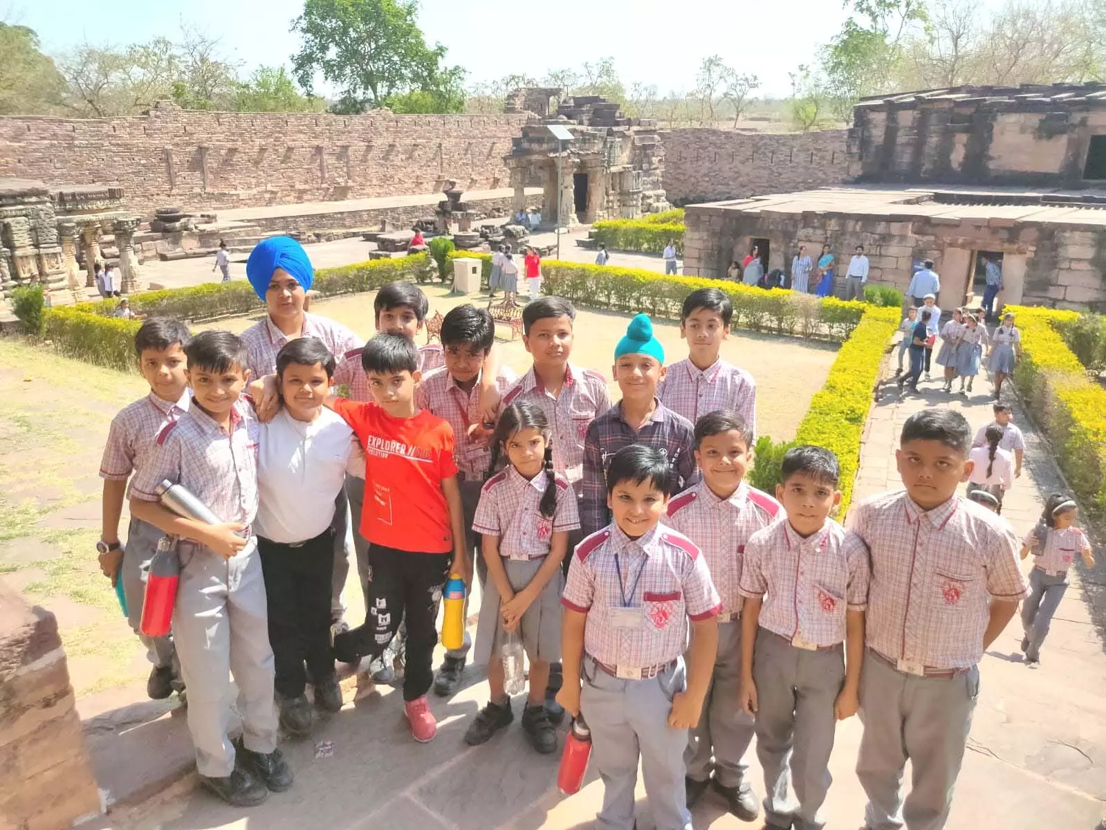 विश्वे धरोहर दिवस पर स्कूली बच्चों ने जाना शिवपुरी की धरोहर सुरवाया गढ़ी का इतिहास