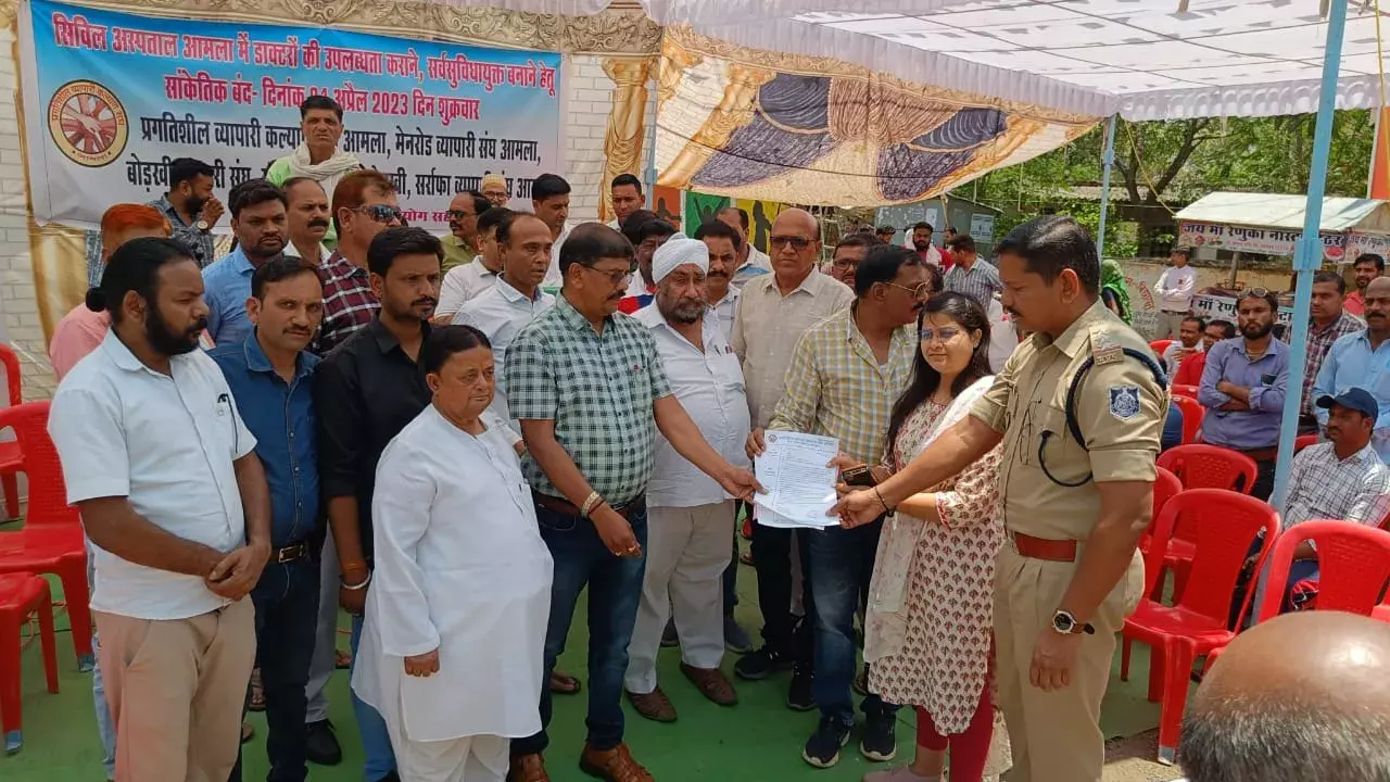 आमला सिविल अस्पताल में समस्याओं को लेकर व्यापारी संघ ने दिया धरना, रखी अपनी मांगें