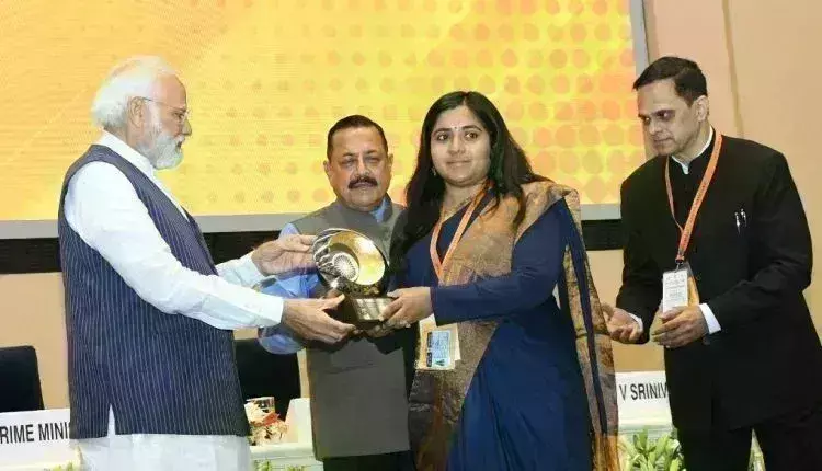 प्रधानमंत्री ने मप्र के दो आईएएस अधिकारियों को किया सम्मानित