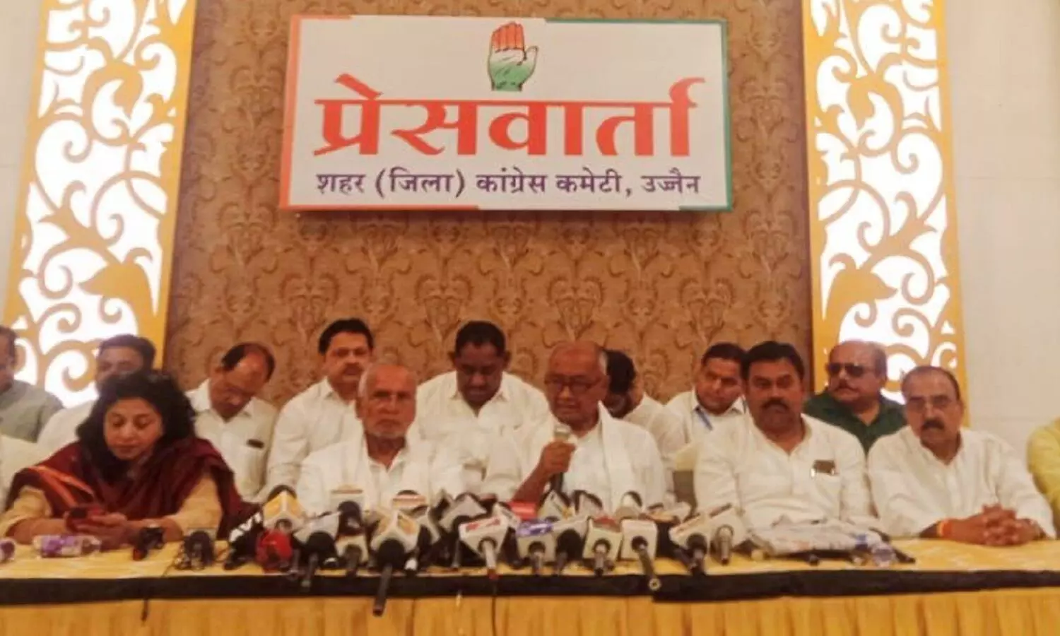 दिग्विजय सिंह को महाकाल मंदिर की शुल्क व्यवस्था पर आपत्ति, ज्योतिरादित्य सिंधिया पर लगाए आरोप