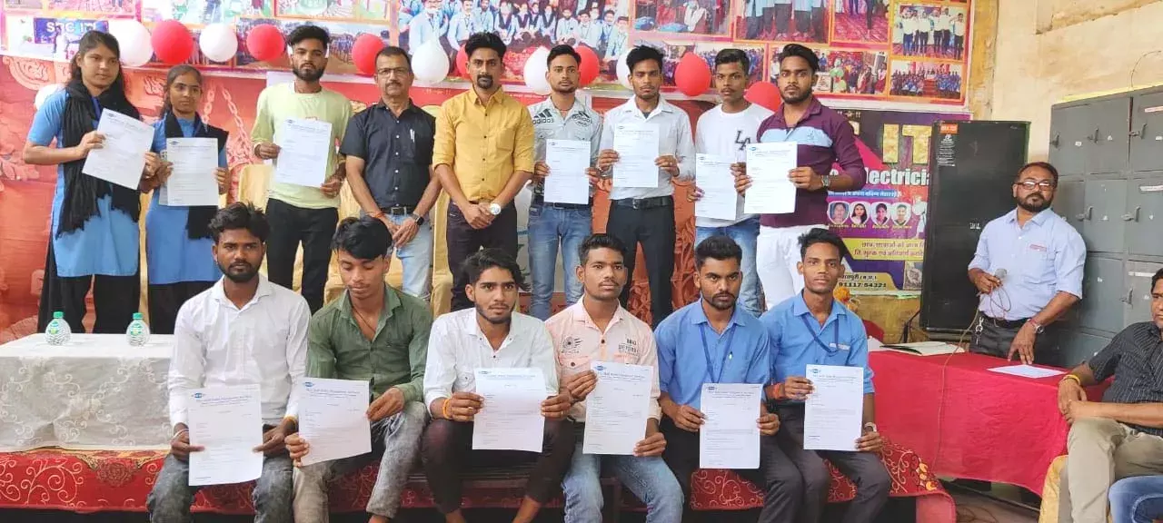 सफल होने के लिए शिवपुरी के युवाओं को छोड़ना होगी होम सिकनेस