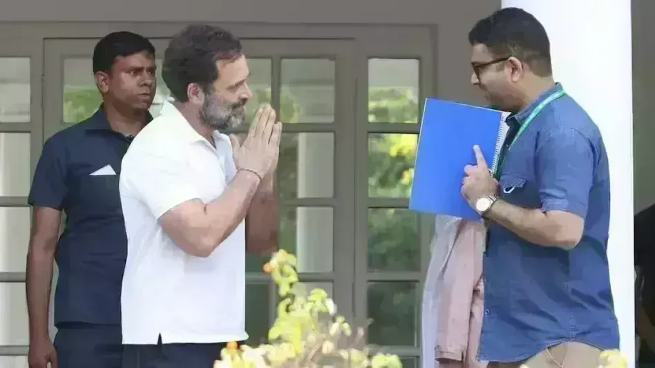 सांसदी के बाद राहुल गांधी ने गंवाया बंगला, लोकसभा सचिवालय के अधिकारी को सौंपी चाबी सांसदी के बाद राहुल गांधी ने गंवाया बंगला, लोकसभा सचिवालय के अधिकारी को सौंपी चाबी