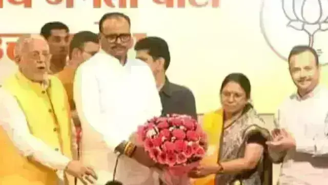 निकाय चुनाव के बीच सपा को बड़ा झटका, मेयर प्रत्याशी भाजपा में शामिल निकाय चुनाव के बीच सपा को बड़ा झटका, मेयर प्रत्याशी भाजपा में शामिल