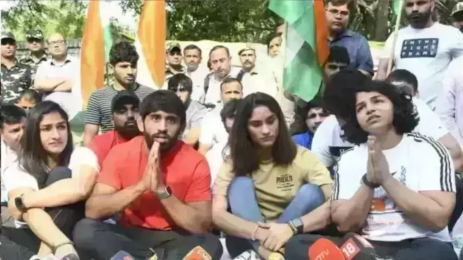 पहलवानों ने जंतर-मंतर पर बिताई रात, कहा- सभी राजनीतिक दलों का स्वागत है