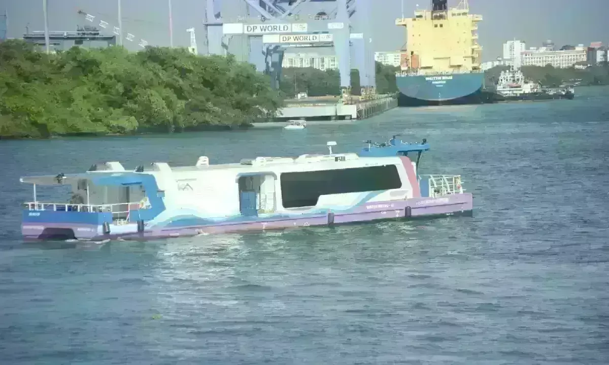 केरल : कोच्चि में पानी पर दौड़ने वाली भारत की पहली वाटर मेट्रो का उद्घाटन