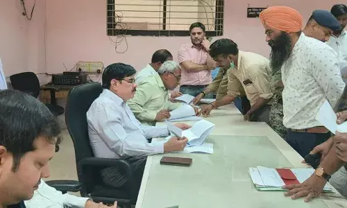 जनसुनवाई में भू माफिया से परेशान युवकों ने अत्म हत्या करने की दी धमकी