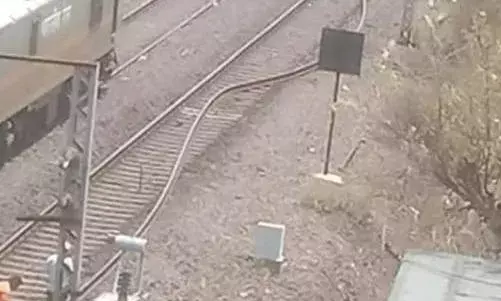 बिहार में तेज गर्मी से टेढ़ी- मेढ़ी हुई रेल पटरी, हादसा होते- होते बचा