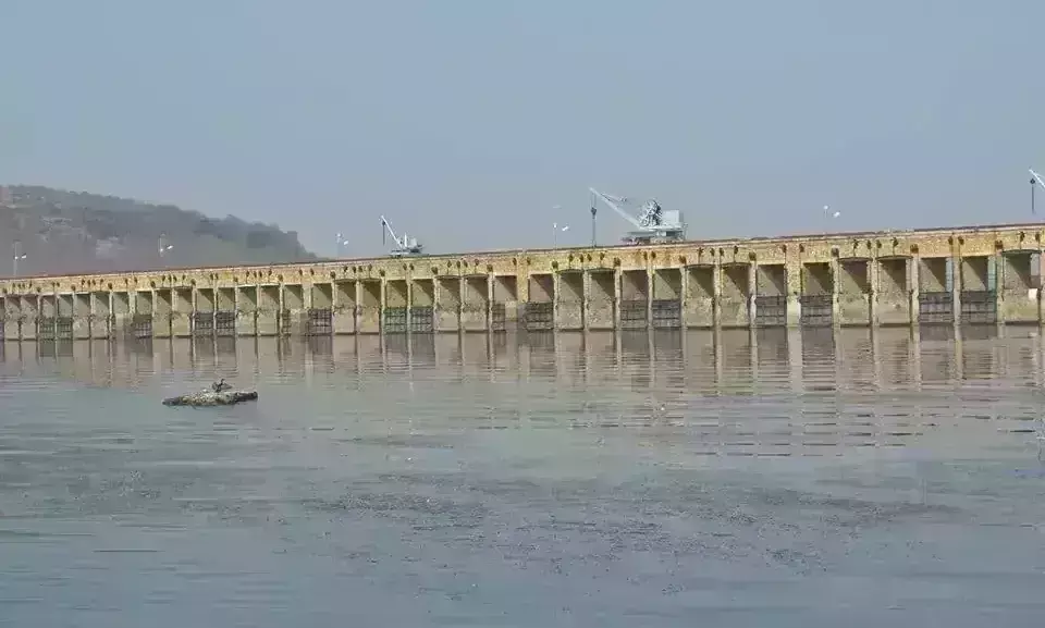 तिघरा जलाशय में आए लीकेज को भरने आया केमिकल