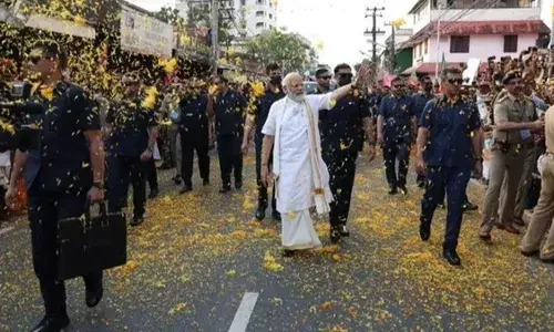 फूल के बहाने प्रधानमंत्री पर फेंकी ये...चीज, SPG ने फुर्ती से लपक बचाई जान