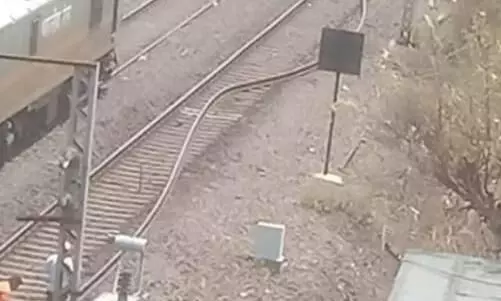 बिहार में तेज गर्मी से टेढ़ी- मेढ़ी हुई रेल पटरी, हादसा होते- होते बचा