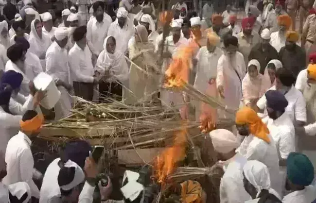 पंजाब के पूर्व सीएम प्रकाश सिंह बादल पंचतत्व में विलीन, समर्थकों ने नम आंखों से दी श्रद्धांजलि