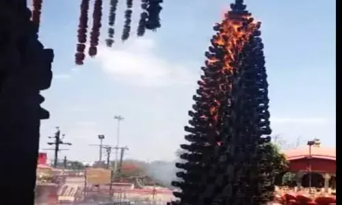 उज्जैन के हरिसिद्धि माता मंदिर में 51 फीट ऊंचे दीप स्तम्भ में लगी आग