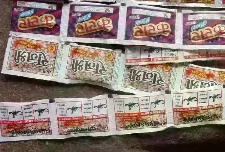 16 लाख नकली राजश्री गुटखा से भरी पांच बोरियां कार से पकड़ीं 16 लाख नकली राजश्री गुटखा से भरी पांच बोरियां कार से पकड़ीं
