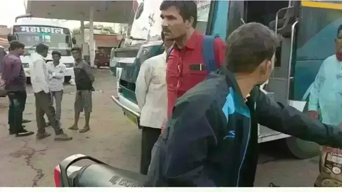 इंदौर से टीकमगढ़ जा रही बस में मिला 34 लाख का सोना, यात्री बन कर रहे थे स्मगलिंग