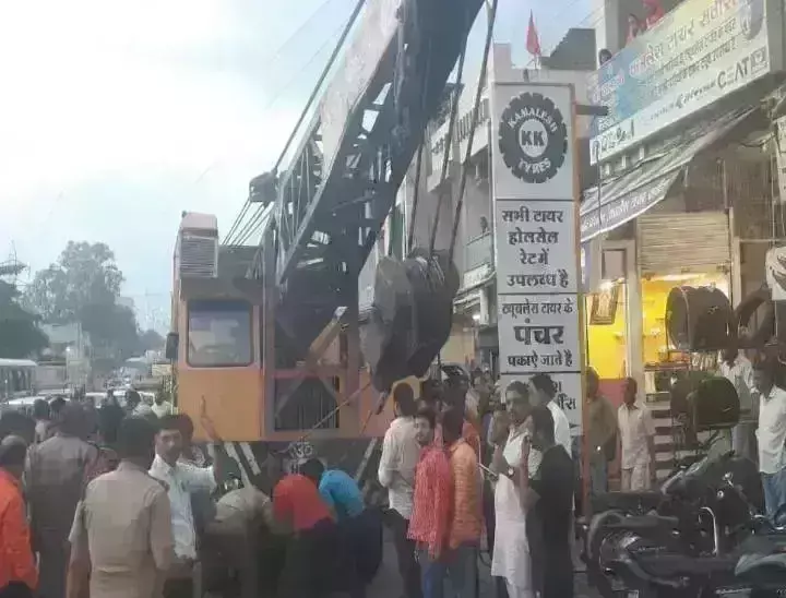 इंदौर में बड़ा हादसा, क्रेन की चपेट में आए बाइक सवार, चार की मौत