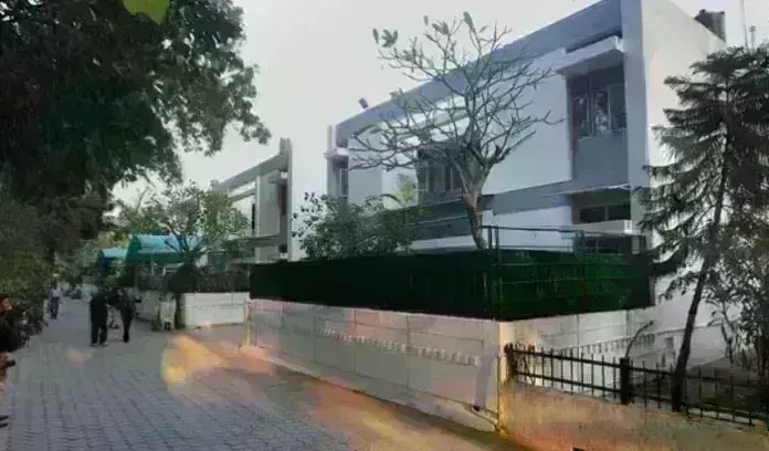 एक बंगला बने न्यारा, जो नेताजी को लगे प्यारा