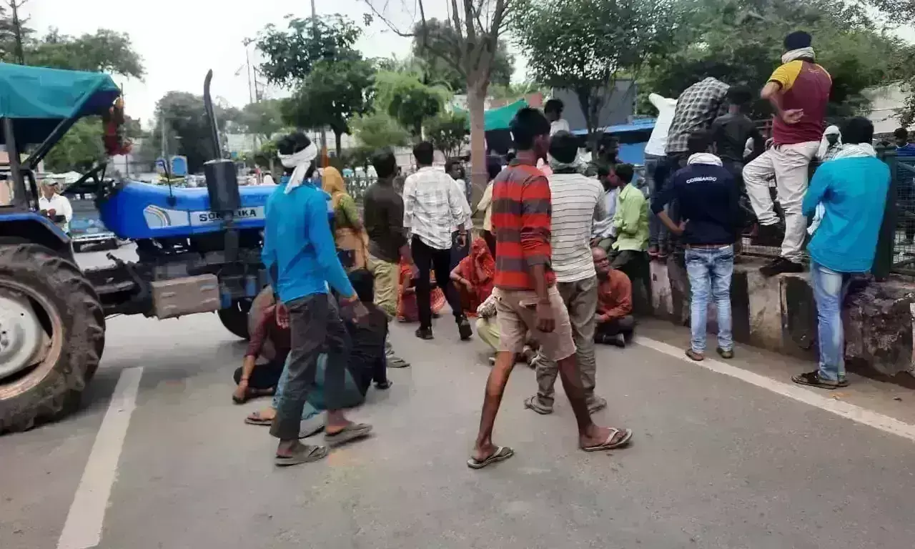 मृतक के परिजनों ने पोस्टमार्टम के लिए JAH डॉक्टर्स से की गुहार, सुनवाई ना होने पर किया चक्काजाम