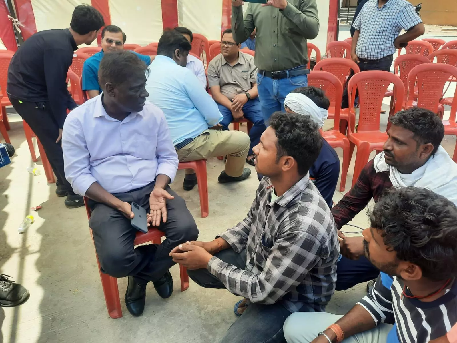 डॉक्टर्स के आगे पोस्टमार्टम के लिए गुहार लगाते परिजन डॉक्टर्स के आगे पोस्टमार्टम के लिए गुहार लगाते परिजन