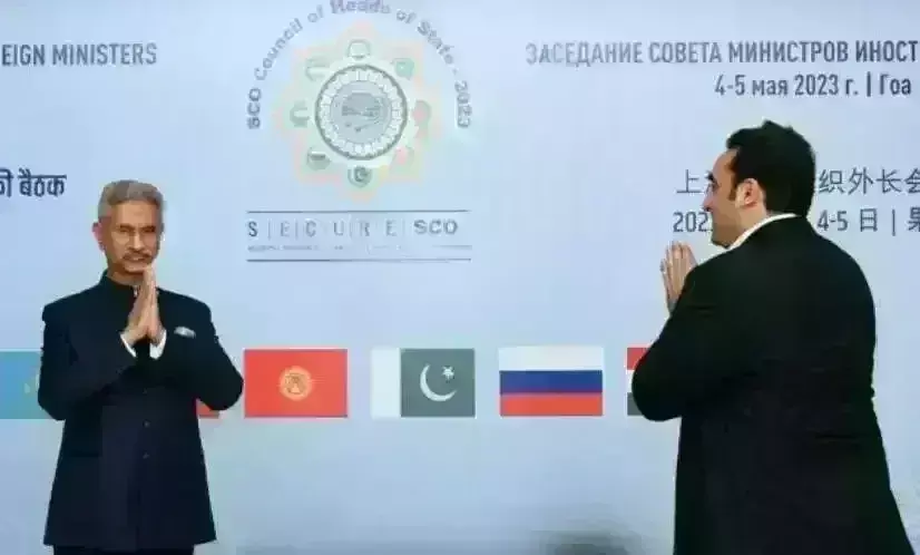 भारत की बढ़ती ताकत के आगे ‘आदाब’ भूल कर ‘नमस्ते’ करने लगा पाकिस्तान... भारत की बढ़ती ताकत के आगे ‘आदाब’ भूल कर ‘नमस्ते’ करने लगा पाकिस्तान...