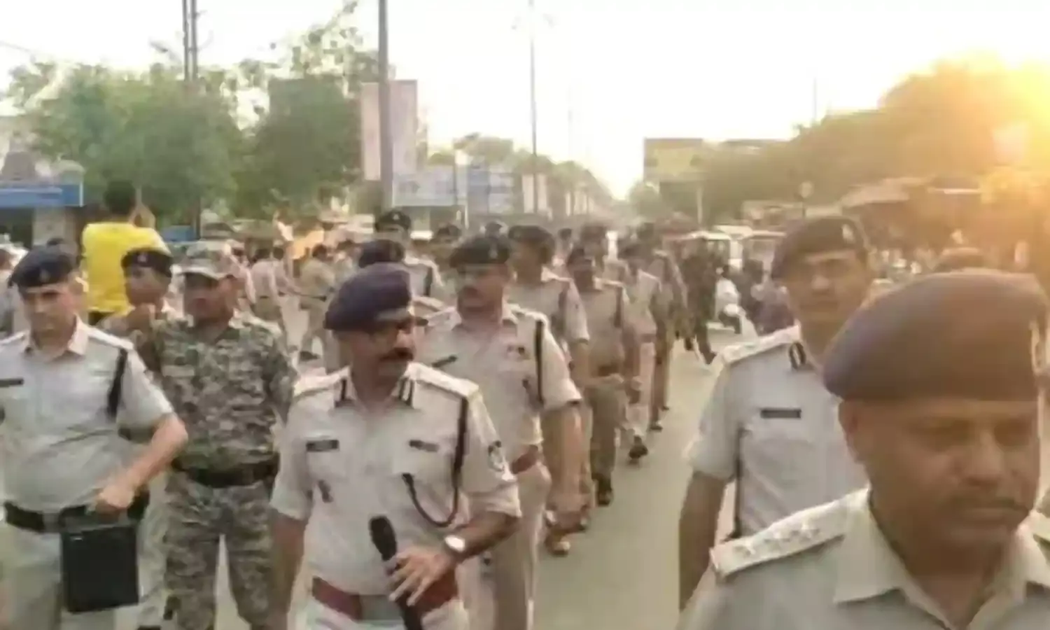 पैदल मार्च निकाला: पुलिस ने जनता को दिलाया सुरक्षा का भरोसा