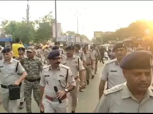 पैदल मार्च निकाला: पुलिस ने जनता को दिलाया सुरक्षा का भरोसा