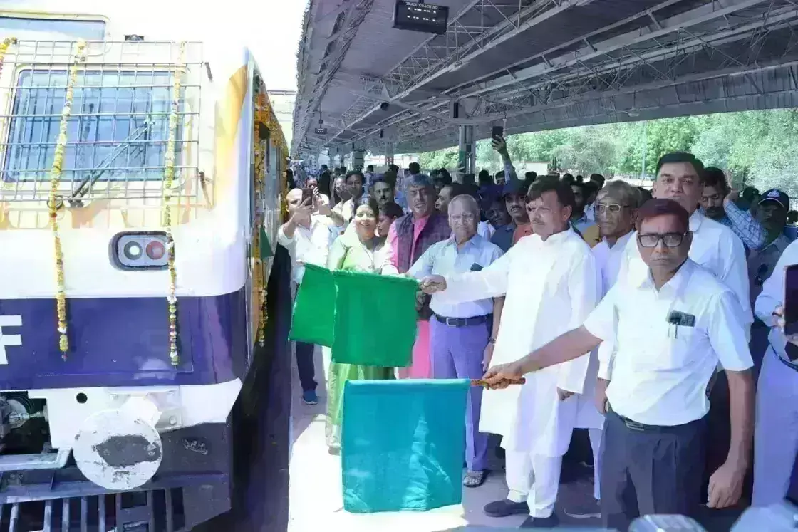ग्वालियर से इटावा के बीच शुरू हुई मेमू ट्रेन,  सांसद शेजवलकर और ऊर्जा मंत्री तोमर ने दिखाई हरी झंडी