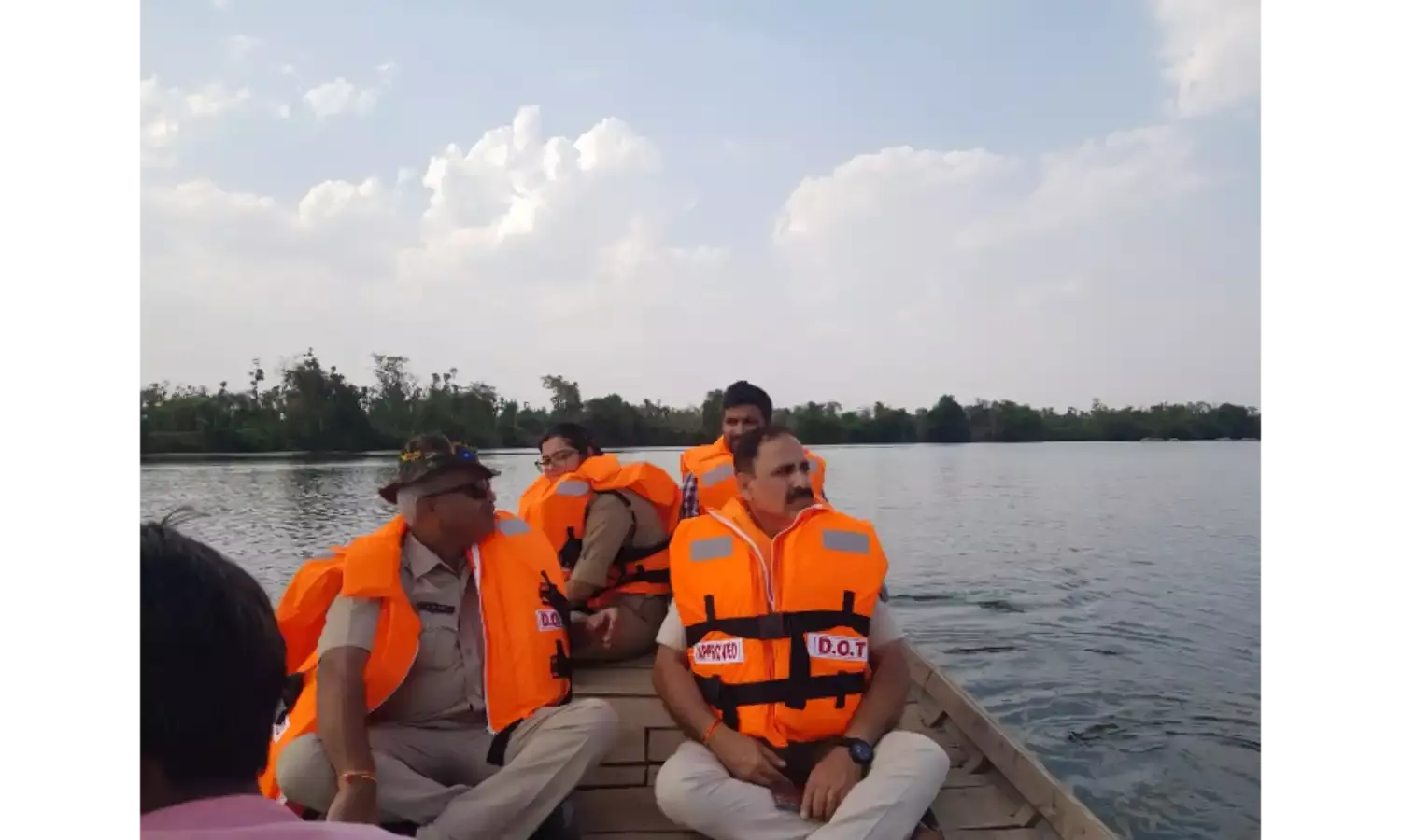 रेनु के शव की बेतवा नदी में एसडीआरएफ ने की तलाश रेनु के शव की बेतवा नदी में एसडीआरएफ ने की तलाश