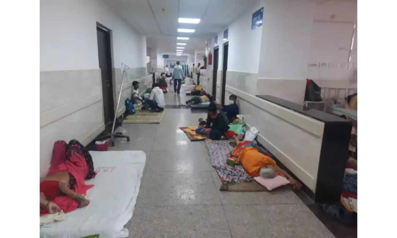 गर्मी दिखाने लगी तेवर, अस्पताल में नहीं कूलर, सिर्फ पंखे के सहारे मरीज