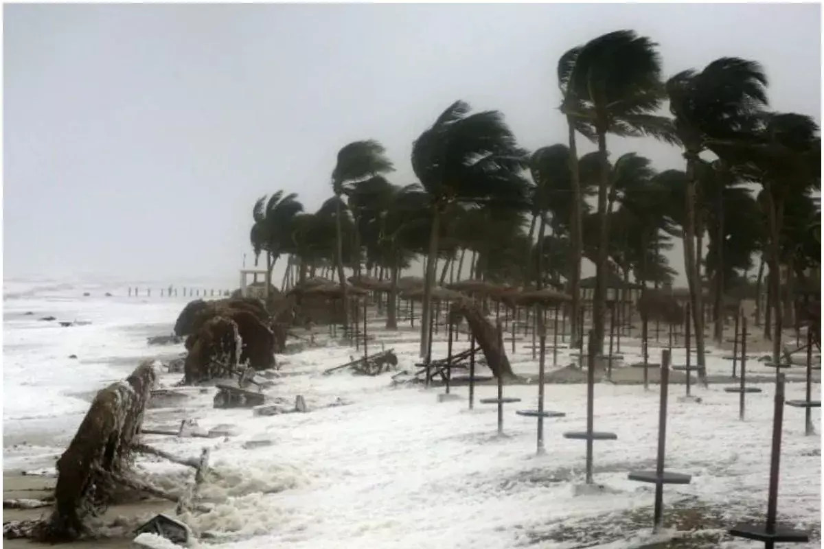 बंगाल की खाड़ी में तेज हुआ चक्रवात मोचा, कई राज्यों में तेज बारिश का अलर्ट