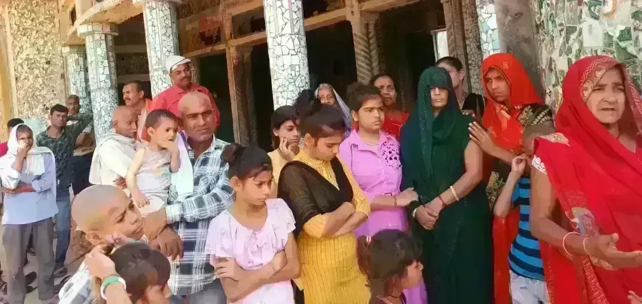 घर के बाहर नीम के पेड़ पर लटके 6 परिजनों के फूल विसर्जन को तरसे!