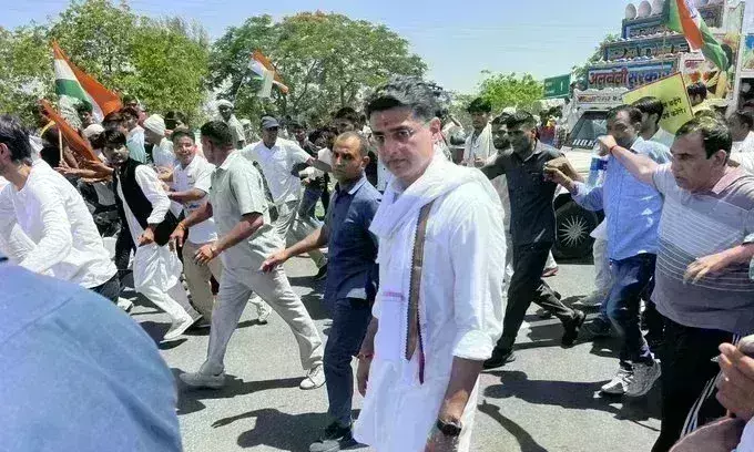 सचिन पायलट ने अपनी ही सरकार के खिलाफ शुरू की जनसंघर्ष यात्रा, पोस्टर से राहुल-प्रियंका गायब सचिन पायलट ने अपनी ही सरकार के खिलाफ शुरू की जनसंघर्ष यात्रा, पोस्टर से राहुल-प्रियंका गायब