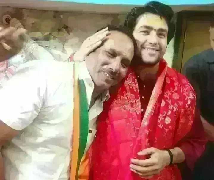 प्रीतम ने बागेश्वर महाराज से गले मिलकर गिले-शिकवे किए दूर, दिया कथा का आमंत्रण