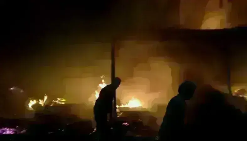 मुरैना में फर्नीचर के गोदाम में लगी आग, लाखों का माल जलकर खाक