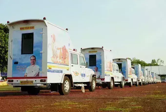 मुख्यमंत्री ने एंबुलेंस को दिखाई हरी झंडी, कहा - पशुओं के इलाज के लिए एक कॉल पर पहुंचेगी