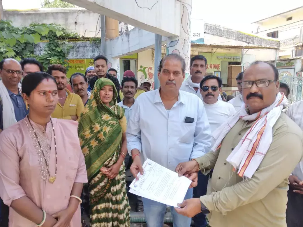 नपा कर्मचारियों ने 6 सूत्री मांगों को लेकर सीएमओ को सौंपा ज्ञापन नपा कर्मचारियों ने 6 सूत्री मांगों को लेकर सीएमओ को सौंपा ज्ञापन