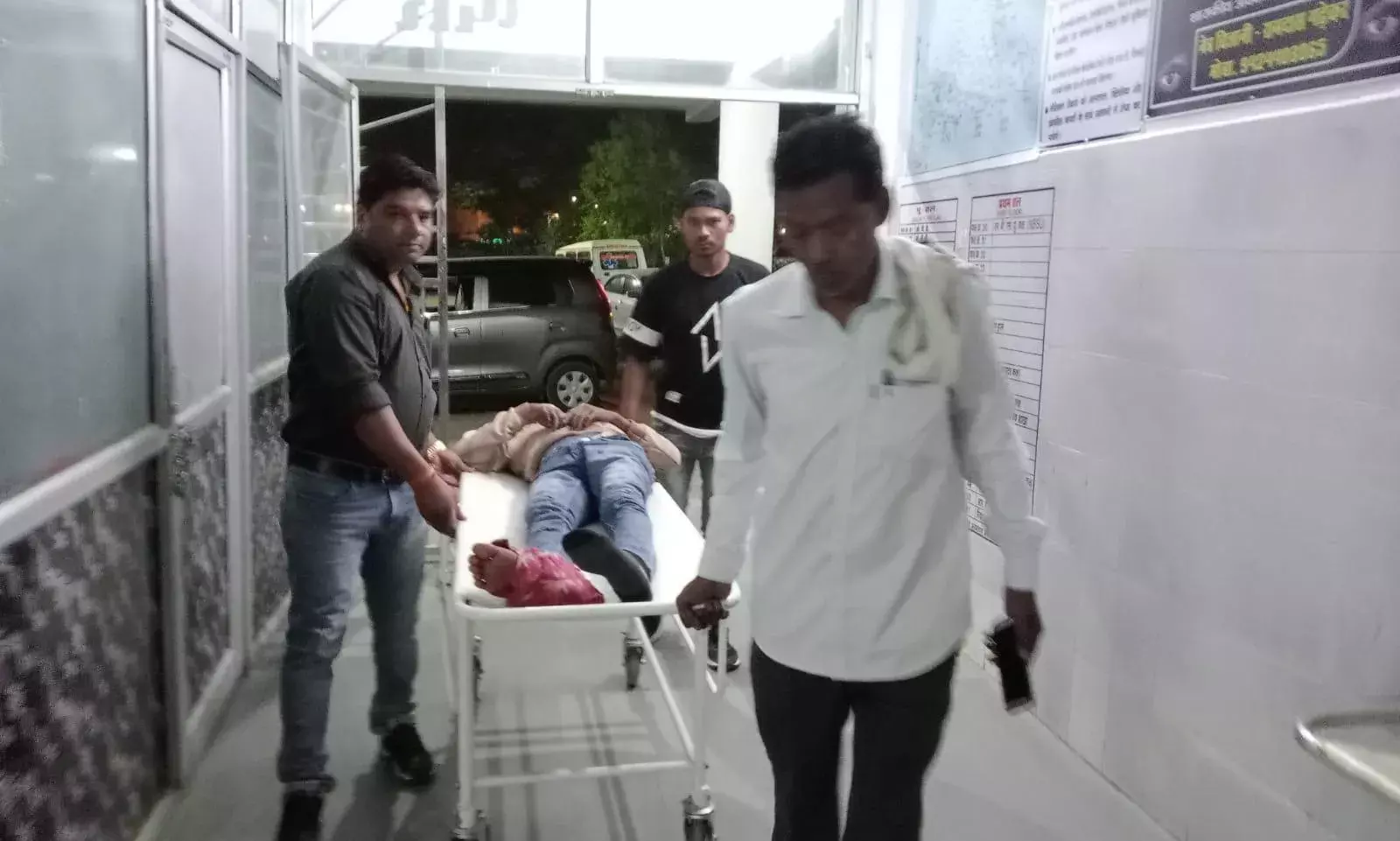 दो बाइकों की भिड़ंत में 5 गंभीर घायल