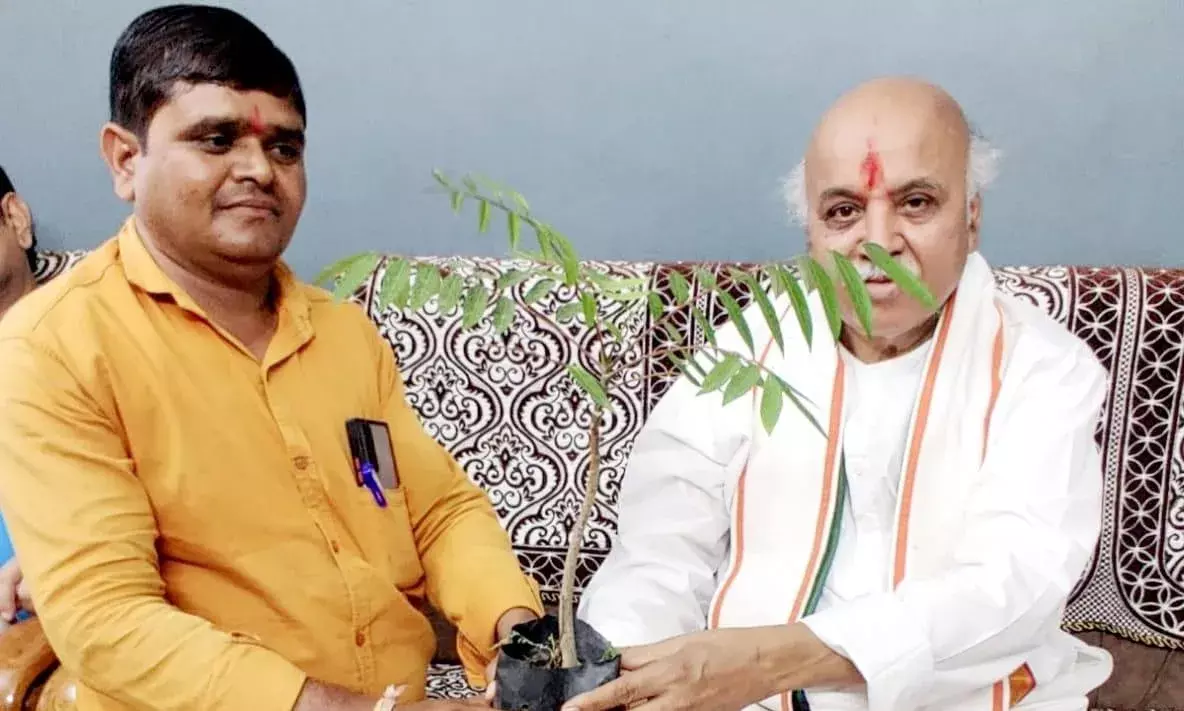 अंतरराष्ट्रीय हिंदू संत के स्वागत में किया पौधा भेंट