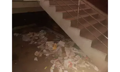 दूसरों को दे रहे स्वच्छता का संदेश, खुद के कार्यालय में फैली गंदगी